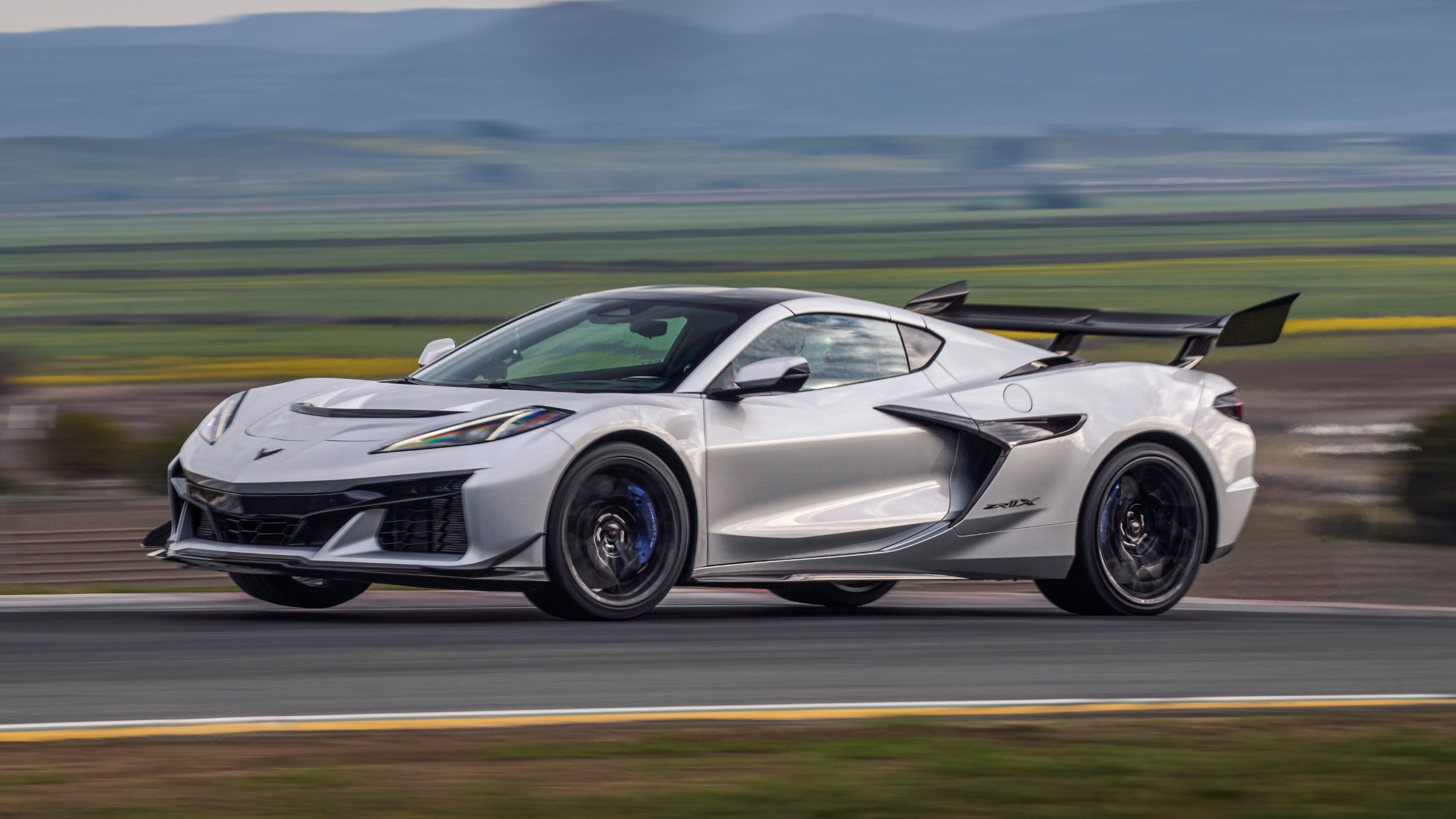 American Revolution: Aston Martin Valhalla vs Chevrolet Corvette